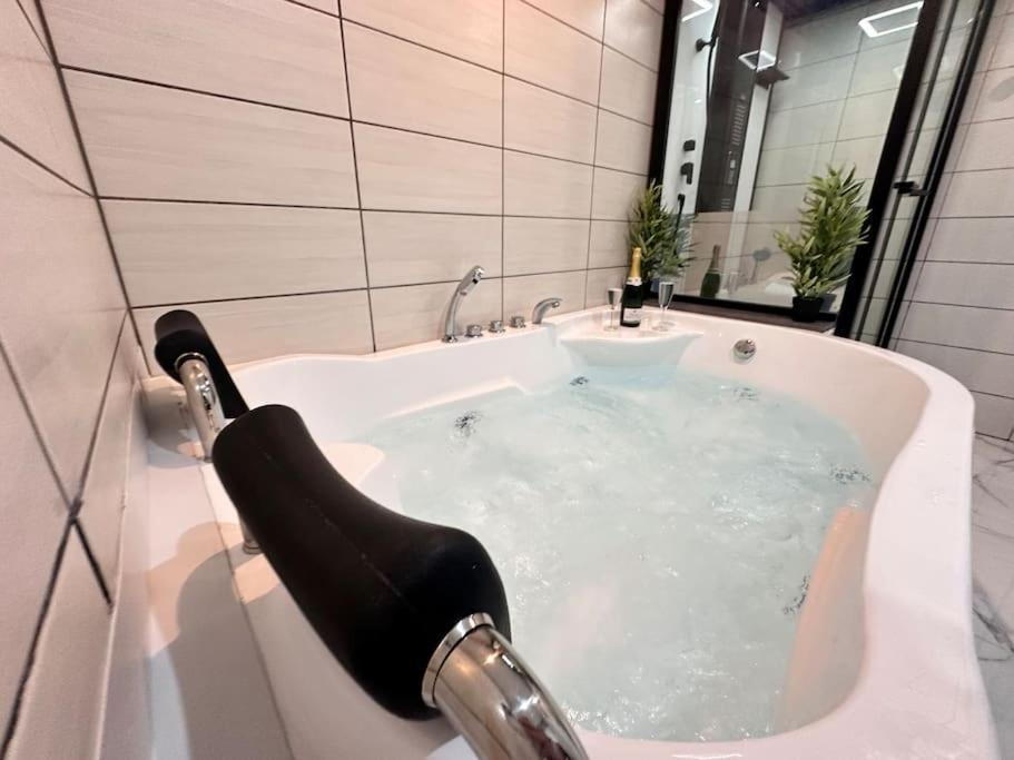 E Servagnat T3 Luxe Avec Sauna Jacuzzi Et Hammam Epernay Bagian luar foto